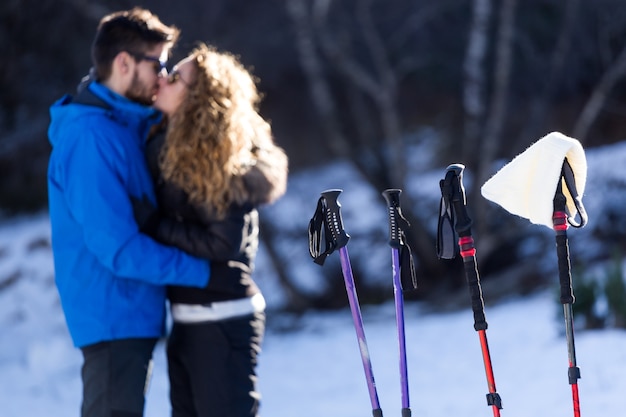 Porträt von schönen jungen verliebten Paaren über Winterhintergrund.