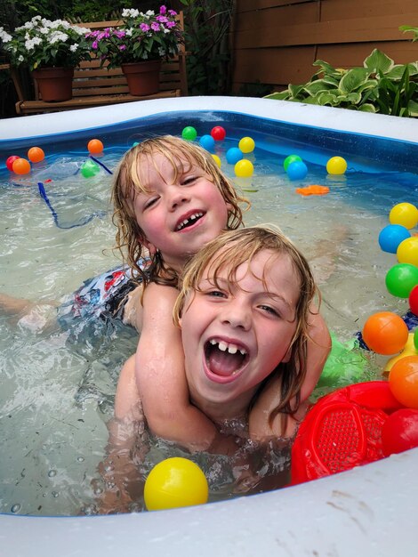 Porträt von Schwestern, die im Wasserbad schwimmen