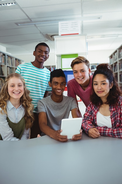 Porträt von selbstbewussten Studenten, die am Schreibtisch sitzen