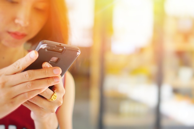 Porträt von Smartphone, wenn Handfrau mit Aufflackernlicht gehalten wird