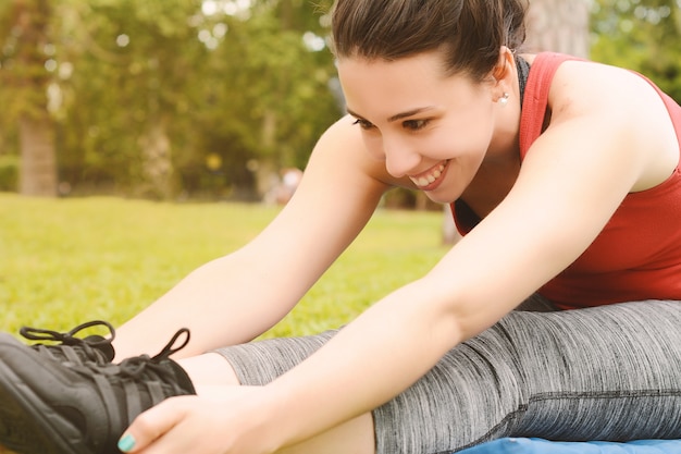 Porträt von Sportfrau streching Beine