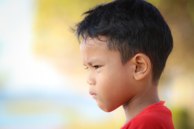 Porträt von süßen Jungen oder asiatischen Kindern Kleines Kinderlächeln am Parkkonzept im Freien.