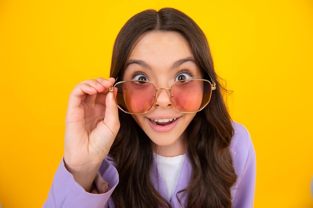 Porträt von Teenager-Kind mit Sonnenbrille Kind bei Sehtest Mädchen mit Brille und Blick in die Kamera Vision-Sehvermögensmessung für Schulkinder