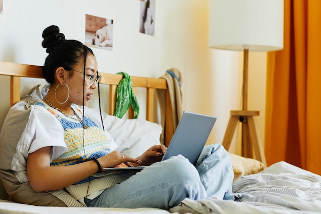 Porträt von Teenager-Mädchen mit Laptop