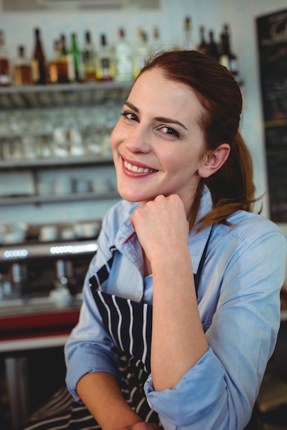 Porträt von überzeugtem barista am Kaffeehaus