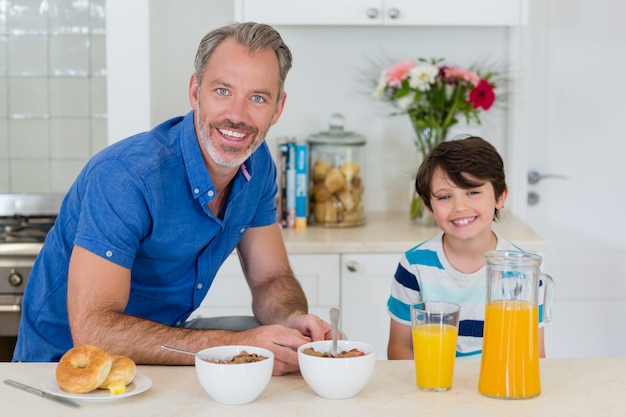 Porträt von Vater und Sohn beim Frühstück in der Küche