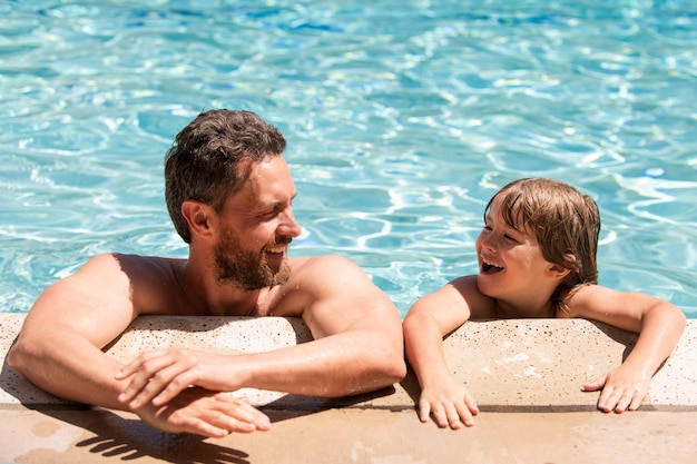 Porträt von Vater und Sohn entspannen sich im Schwimmbad. Pool-Resort. Glückliches Familiengesicht. Platz kopieren.