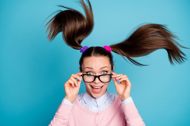 Porträt von verrückten lustigen High-School-Studenten berühren Brillen