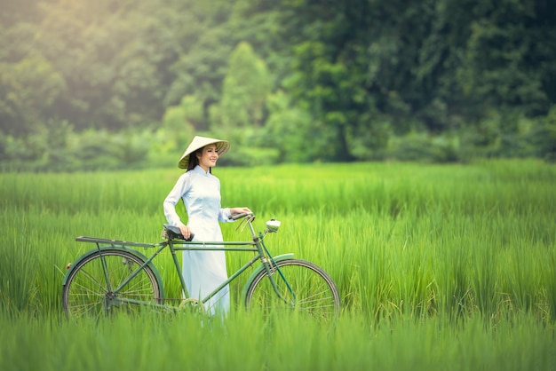 Porträt von Vietnam-Mädchen mit Ao Dai, Vietnam-Trachtenkleid