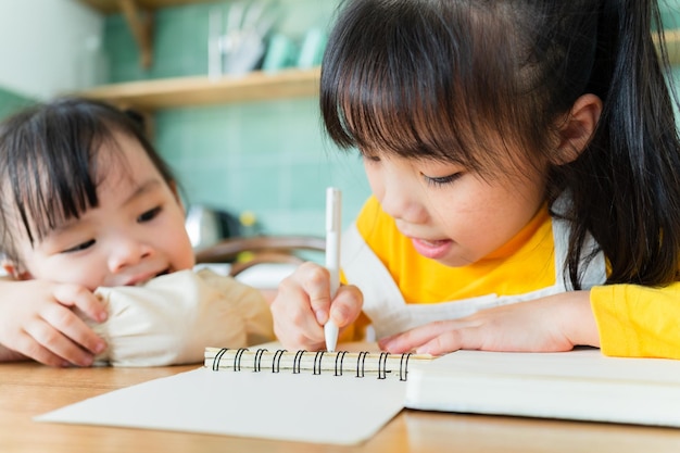 Porträt von zwei asiatischen Kindern zu Hause