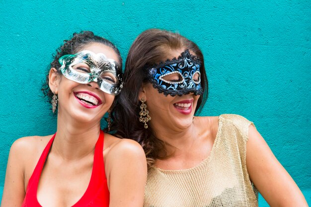 Foto porträt von zwei frauen mit karnevalmasken aus venedig salvador bahia brasilien