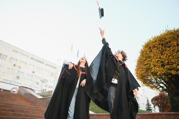 Porträt von zwei glücklichen Studenten