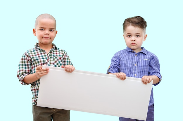 Porträt von zwei Jungen, die weißes Zeichen halten