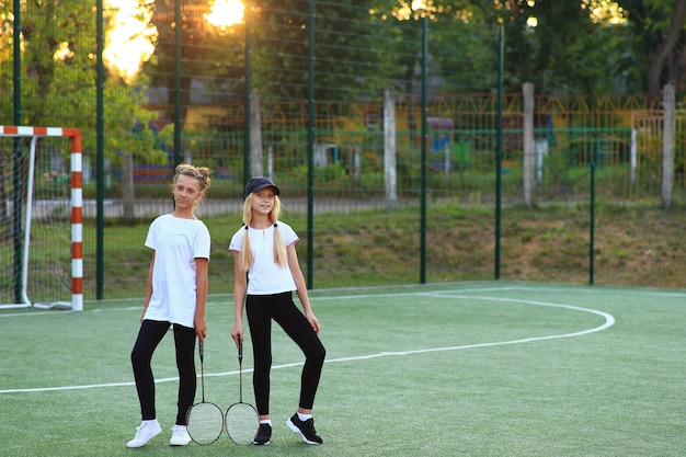 Porträt von zwei kleinen Mädchen auf dem Spielplatz