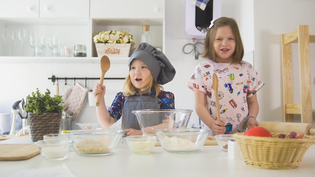 Porträt von zwei Mädchen in der Küche vor dem Kochen aus nächster Nähe