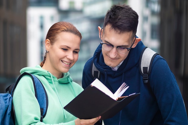 Porträt von zwei schönen glücklichen Universitätsstudenten im Freien auf dem Campus