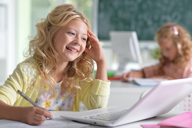 Porträt von zwei schönen kleinen Mädchen in der Klasse