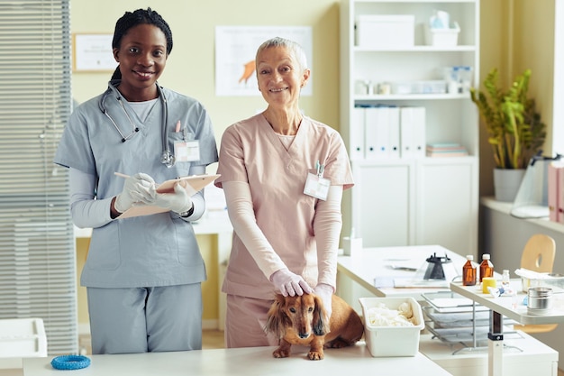 Porträt von zwei Tierärzten mit Hund