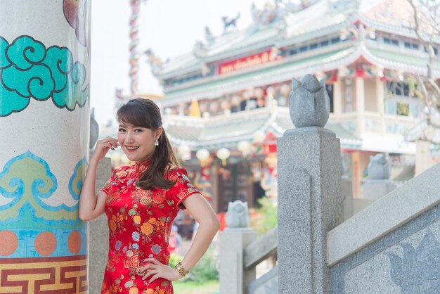 Porträt zweier schöner asiatischer Frauen in Cheongsam-KleidThailändernFrohes chinesisches Neujahrskonzept