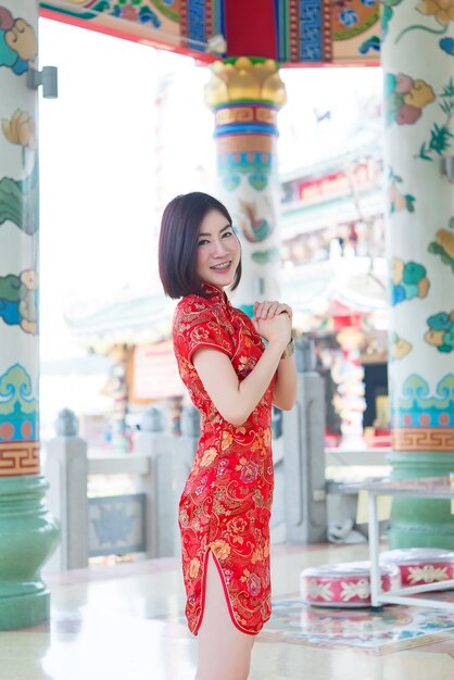 Porträt zweier schöner asiatischer Frauen in Cheongsam-KleidThailändernFrohes chinesisches Neujahrskonzept