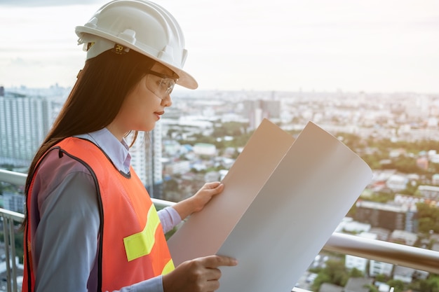 Foto porträtasien-fraueningenieur, der an der baustelle arbeitet