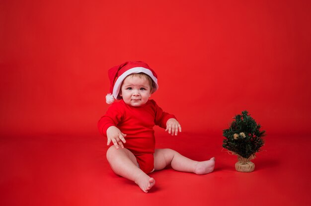 Porträtbaby mit Weihnachtsmütze