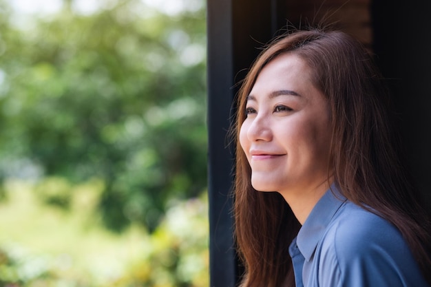 Porträtbild einer schönen jungen asiatischen Frau