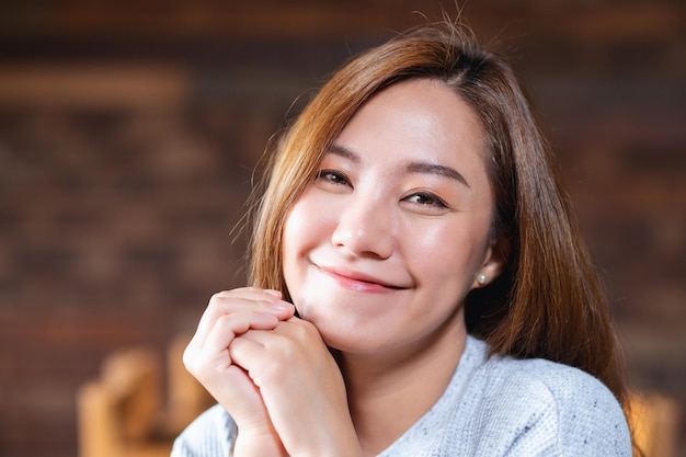 Porträtbild einer schönen jungen asiatischen Frau