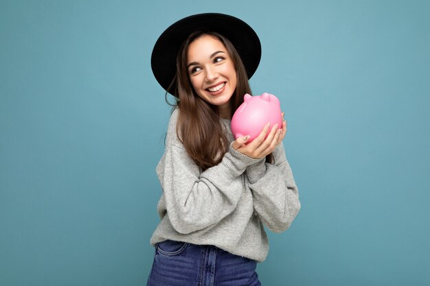 Porträtfoto der glücklichen positiven lächelnden jungen schönen attraktiven brünetten Frau mit aufrichtigem