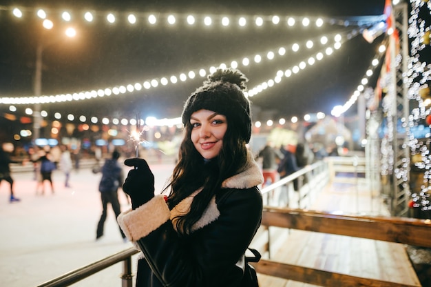 Porträtfrau an der Weihnachts-Eisbahn