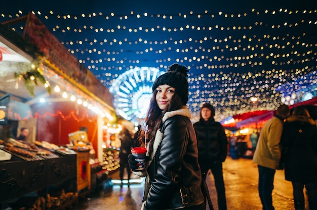 Porträtfrau an der Weihnachtsfee, die heiße Schokolade trinkt