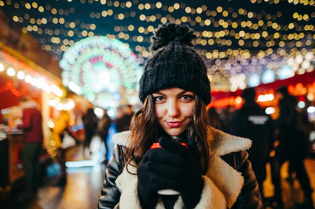 Porträtfrau an der Weihnachtsfee, die heiße Schokolade trinkt