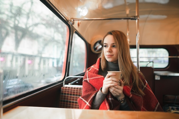 Porträtfrau im Café