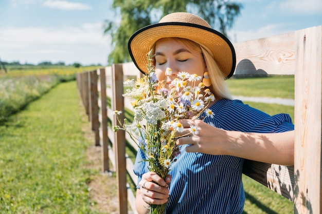 Porträtfrau mit Blumen