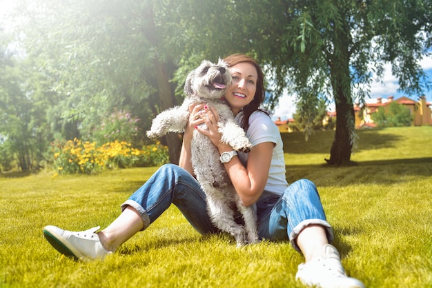 Porträtfrau mit Hund im Park