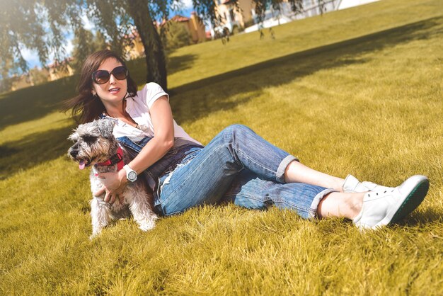 Porträtfrau mit Hund im Park