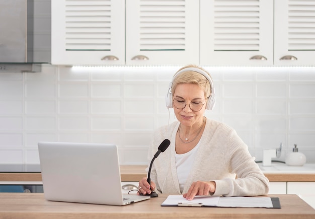 Foto porträtfrau mit laptop arbeiten