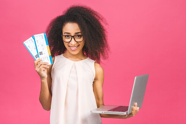 Porträtfrau mit Laptop und Flugtickets