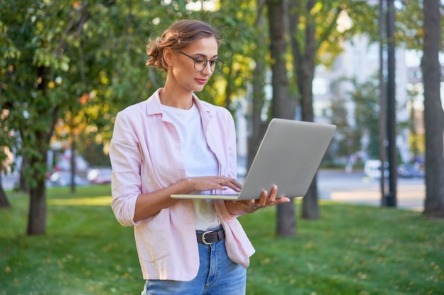 Porträtfrau mit Laptop