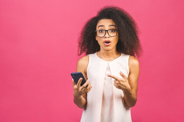 Porträtfrau mit Telefon