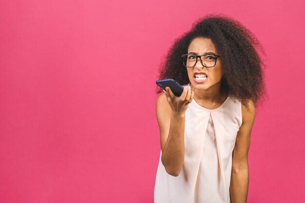 Porträtfrau mit Telefon