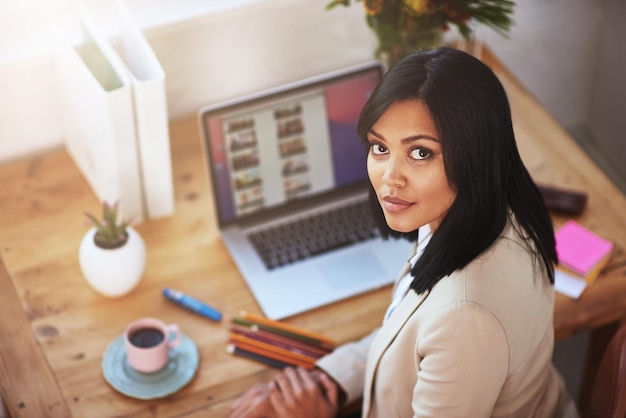 Porträtfrau und Laptop-Bildschirm im Heimbüro für Arbeitsunternehmen oder Geschäfte mit stationären Dateien und Kaffee Weibliche Unternehmerin online und ux für Startups mit Technologie, Tippen und Arbeitsraum