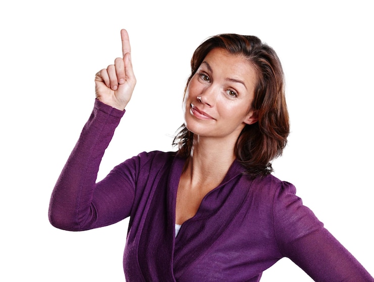 Foto porträtfrau und zeige im studio mit rabatt oder werbung und präsentation für deal glückliche weibliche person und hand mit geste durch weißen hintergrund für ankündigung werbung und nachrichten