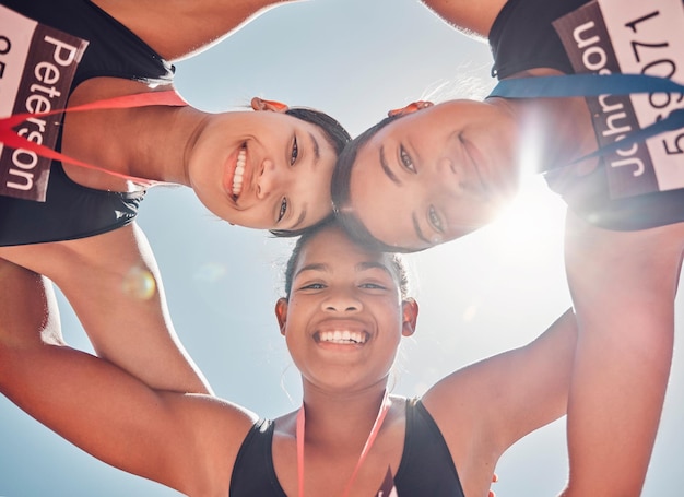 Porträtfrauen und Läufer in Unterstützung drängen sich nach Fitness-Wettkampf von unten gegen blauen Himmel Mockup Sportfreunde und Vertrauenskreis von Sportlern verbinden sich in Wellness-Training und Motivation