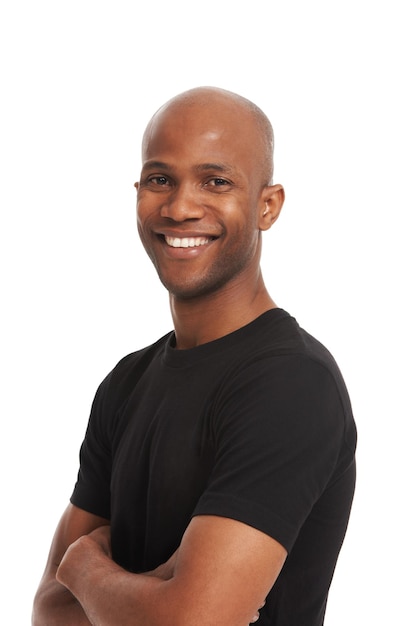 Porträtglück und Mann mit verschränkten Armen für selbstbewusstes, stolzes Model und Studio vor weißem Hintergrund, Denkweise und Erfolgseinstellung einer afrikanischen Person in lässigem Modelächeln und Mann aus Nigeria