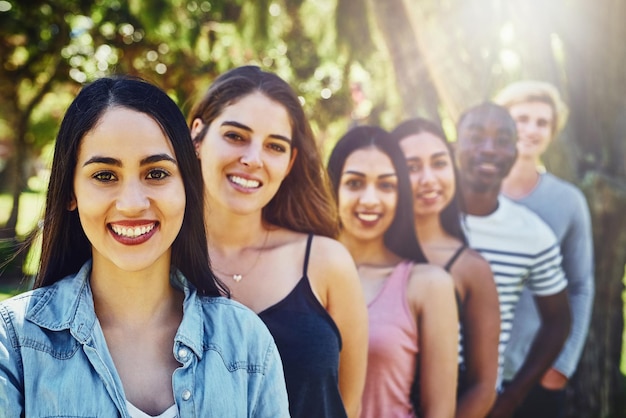 Porträtgruppe und Freunde im Park Sonnenschein oder Glück mit Lächeln Bindung zusammen oder soziale Zusammenkunft Menschen Vielfalt oder Männer mit Frauen Natur oder Chilling mit Wochenendepause spielerisch oder lustig