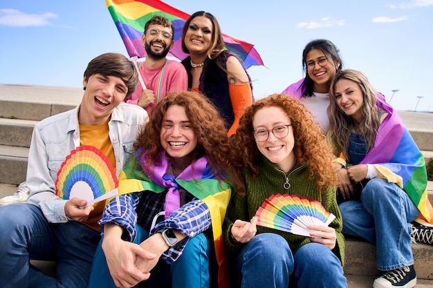 Porträtgruppe vielfältiger Menschen lächeln für Gay Pride Day Foto junge Freunde versammelt feiern