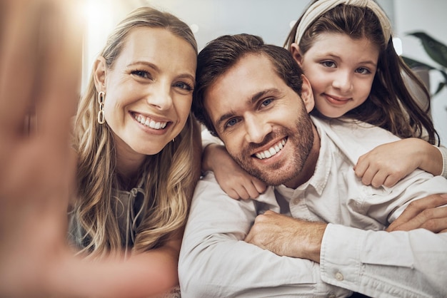 Porträtliebe oder Eltern machen ein Selfie mit einem Mädchen als glückliche Familie im Wohnzimmer des Hauses in Australien Muttervater oder Kind entspannen sich mit einem Lächeln und genießen Zeit oder machen Fotos