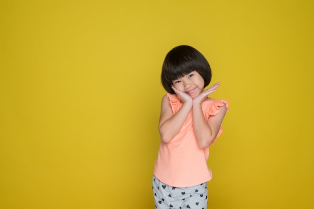 Porträtmädchen auf gelbem Hintergrund asiatische Frau