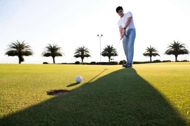 Foto porträtmann, der golf spielt